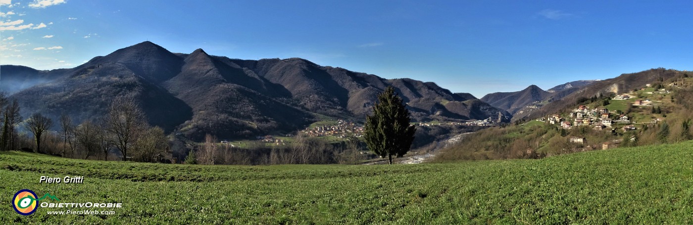 14 Dai prati di Padronecco (545 m) vista verso Canto Alto e Zogno.jpg